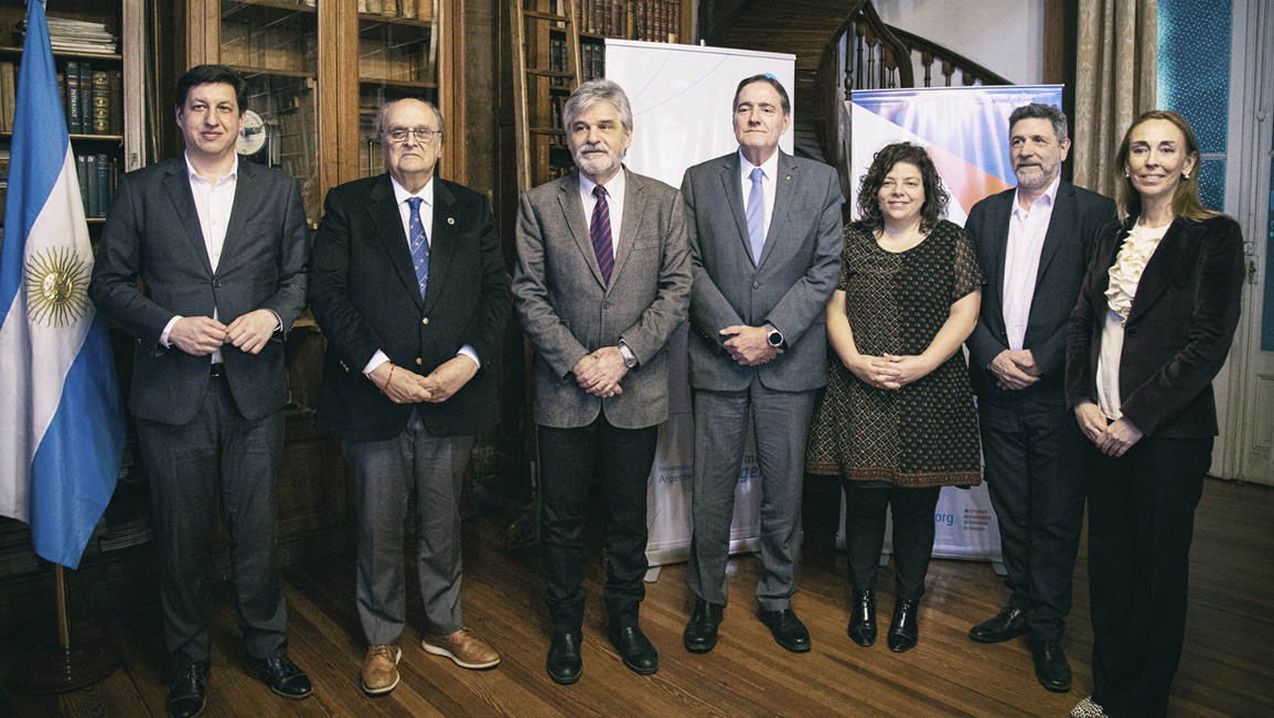 Argentina and PAHO signed an agreement to strengthen the transfer of RNA technology for the production of vaccines and other health technologies